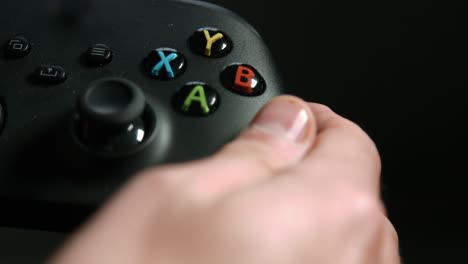 Mit-Dem-Controller-Videospiele-Spielen-–-Nahaufnahme-Der-Hand-Und-Des-Rechten-Joysticks