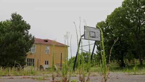 Überwucherter,-Unterfinanzierter-Basketballspielplatz-In-Einer-Osteuropäischen-Staatsschule