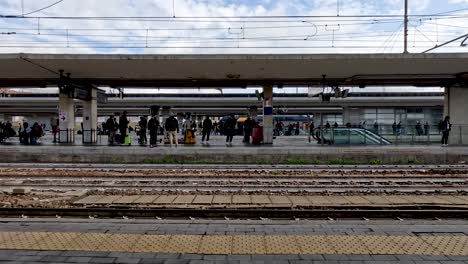 Blick-über-Die-Gleise-Auf-Bahnsteige-Mit-Passagieren,-Die-Am-Hauptbahnhof-Von-Bologna-Auf-Ihren-Zug-Warten