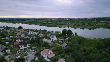 Stadtbild-Von-Daugavpils-Mit-Fluss-Daugava-Und-Sommerhäusern