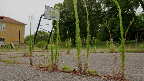 Unterfinanzierter,-Vernachlässigter-Basketballspielplatz-In-Einer-Osteuropäischen-Staatsschule