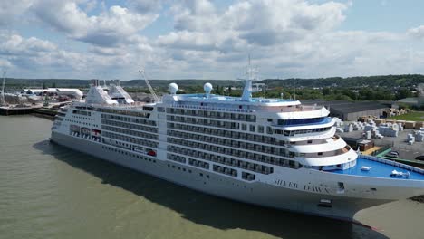 Kreuzfahrtschiff-Silver-Dawn-Vor-Anker-Im-Hafen-Von-Honfleur,-Frankreich