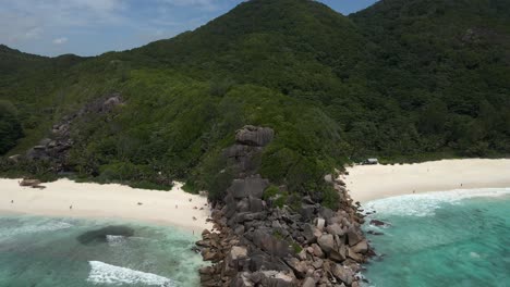 Paisajes-En-La-Isla-La-Dique-En-Seychelles-Filmados-Con-Un-Dron-Desde-Arriba-Que-Muestra-El-Océano,-Rocas,-Palmeras