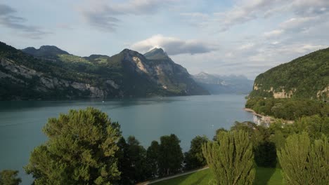 Toma-Panorámica-Del-Lago-De-Belleza-En-Gäsi-Betlis,-Walensee-Glarus,-Weesen-Walenstadt,-Suiza