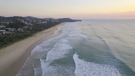 Ozean-Mit-Schäumenden-Wellen---Sonnenscheinstrand-Bei-Sonnenuntergang-In-Queensland,-Australien---Drohnenaufnahme