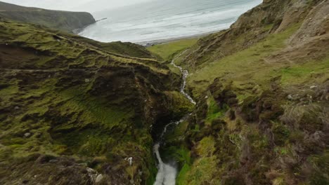Tauchen-Sie-Einen-Kleinen-Wasserfall-An-Den-Klippen-Hinab-Zum-Strand-Auf-Achill-Island