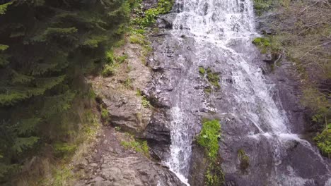 Vista-De-Cerca-Del-Agua-Rompiendo-Sobre-Las-Rocas-De-La-Cascada-Rausor