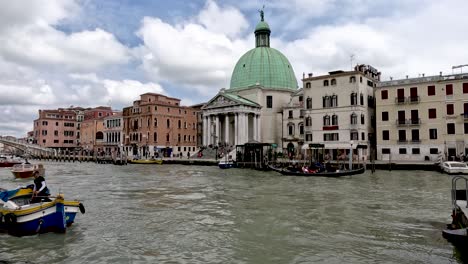 Belebter-Kanal-Mit-Chiesa-Di-San-Simeon-Piccolo-Im-Hintergrund-In-Venedig