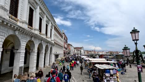 Touristen-Passieren-Die-Brücke-Ponte-Della-Paglia-Und-Den-Markt-In-Venedig