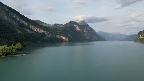 Backward-shot-of-lake-in-Gäsi-Betlis,-Walensee-Glarus,-Weesen-Walenstadt,-Switzerland--drone-view