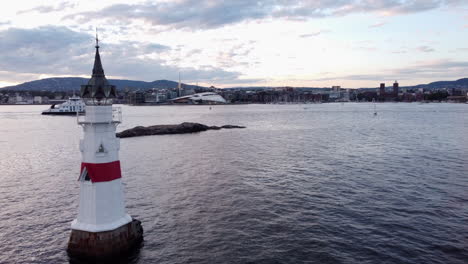 Faro-De-Kavringen-Y-Transbordador-Eléctrico-En-La-Antena-Del-Puerto-Interior-De-Oslo