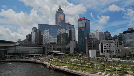 Luftaufnahme-Des-Uferviertels-Wan-Chai-Und-Der-Skyline-Der-Insel-Hongkong,-Hongkong,-China
