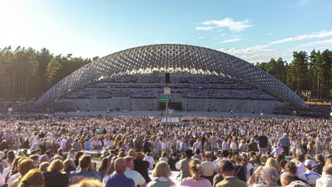 Timelapse-De-Personas-Llenando-El-Anfiteatro-En-El-Festival-De-Danza-Y-Canción-Letón