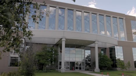 Oakland-County-Courthouse-In-Michigan-Mit-Gimbal-Video,-Das-Vorwärts-An-Bäumen-Vorbeigeht