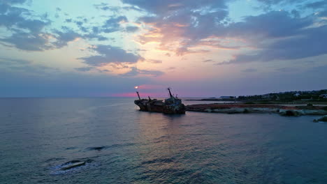 Schiffswrack,-Wunderschöner-Blauer-Und-Rosafarbener-Sonnenuntergang-über-Dem-Ozean,-Flug-Auf-Schiffswrack-Zu,-Abend,-Weiße-Felsen,-Zypern,-Weitwinkelaufnahme