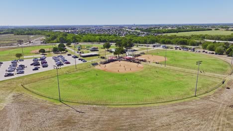 Kinder-Spielen-Baseball-In-Princeton,-Texas