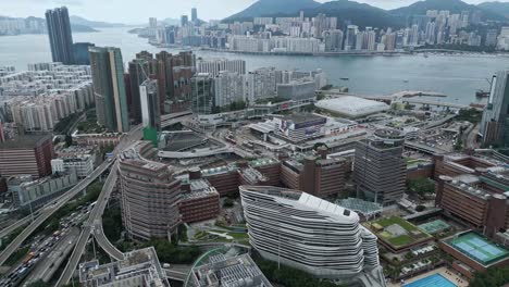 Luftaufnahme-über-Kowloon-Und-Dem-Innovation-Tower,-In-Dem-Sich-Die-Polytechnische-Universität-Hongkong,-Hongkong,-China-Befindet
