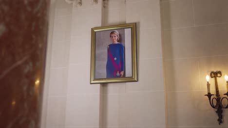 Framed-photo-in-the-palace-of-Belgian-Queen-Mathilde