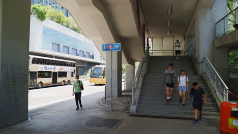 Gente-Asiática-Caminando-Abajo-Desde-El-Puente-En-El-Centro-De-La-Ciudad-De-Hong-Kong-En-Verano---Disparo-En-órbita