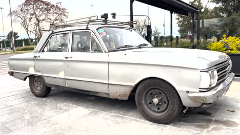 Beautiful-old-fashioned-grey-retro-car,-side-view