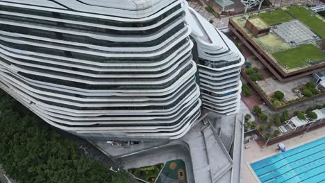 Luftaufnahme-Des-Innovation-Tower,-In-Dem-Sich-Die-Polytechnische-Universität-Hongkong-Befindet,-Hongkong,-China