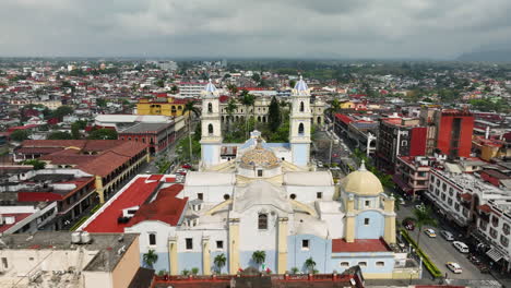 Aerial-view-over-the-cathedral,-toward-the-Palacio-Municipal-de-Cordoba,-in-sunny-Veracruz,-Mexico