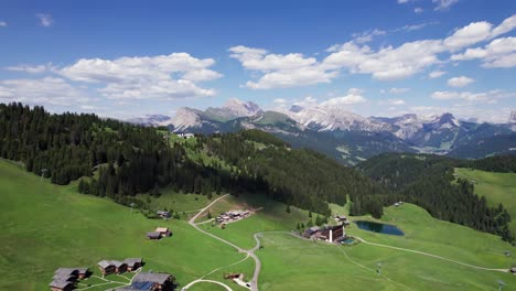 Aerial-reveal-of-Val-Gardena-mountain-range-from-Seiser-Alm-resort,-Dolomiti,-Italy