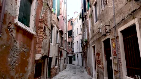 Narrow-historical-street-with-no-people-in-Venice,-Italy