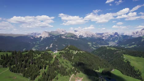 Aerial-panorama-of-Dolomites-mountain-range-in-Val-Gardena-valley,-Italy
