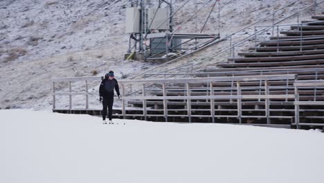 Kamera-Verfolgt-Eine-Skifahrerin-Beim-Skifahren-Auf-Einer-Strecke-Im-Stadion-In-Schweden