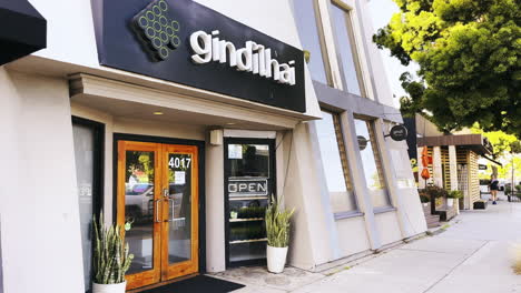 Entrada-Principal-Del-Restaurante,-Sushi-Y-Bar-Tailandés-Gindi-En-4107-W-Riverside-Dr