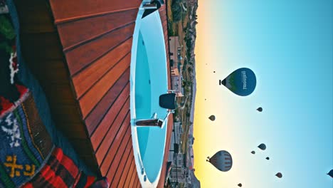 Whirlpool-Auf-Einem-Dach-In-Kappadokien-Mit-Heißluftballons-Im-Hintergrund