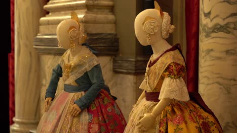Valencia,-Spanien:-Aufnahme-Von-Zwei-Puppen-In-Traditionellen-Spanischen-Kleidern-In-Einem-Museum-In-Valencia,-Spanien