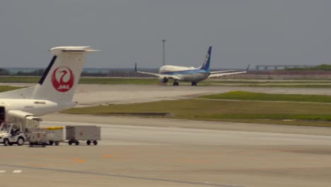Alle-Flugzeuge-Der-Nippon-Airlines-Starten-Von-Der-Landebahn-Am-Okinawa-International-Airport,-Japan-Ryukyu-Air-Commuter