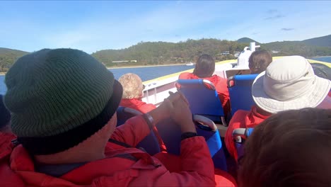 Bruny-Island,-Tasmanien,-Australien---15.-März-2019:-Bootspassagiere-Auf-Einem-Hochgeschwindigkeits-Öko-Kreuzerboot-Auf-Bruny-Island-Auf-Dem-Weg-Zum-Dock