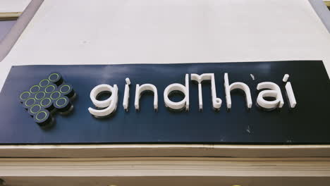 Restaurante-Tailandés-Gindi,-Sushi-Y-Bar-Con-Un-Cartel-Grande-En-4017-W-Riverside-Dr