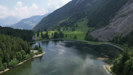 Cuento-De-Hadas-Como-La-Belleza-Natural-Del-Lago-Obersee-Capturado-Por-Drones,-Suiza