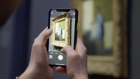 Die-Zeitlose-Schönheit-Der-Kunst-Einfangen:-Begeisterter-Besucher-Verewigt-Vermeers-Meisterwerk-Im-Rijksmuseum-Mit-Seinem-Smartphone