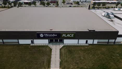 Un-4k-Revela-Una-Toma-Cinematográfica-Aérea-Al-Revés-De-Un-Dron-De-La-Concurrida-Ciudad-18th-Street-En-El-Centro-De-Wetoba-Place-Keystone-Center-Estadio-Wheat-Kings-Hockey-Arena-En-La-Ciudad-De-Las-Praderas-Brandon-Manitoba-Canadá