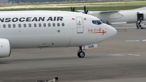 Japan-Transocean-Air-Boeing-Avión-De-Pasajeros-En-La-Pista-De-Aterrizaje-Del-Aeropuerto-Internacional-De-Okinawa,-Prefectura-De-Naha,-Japón