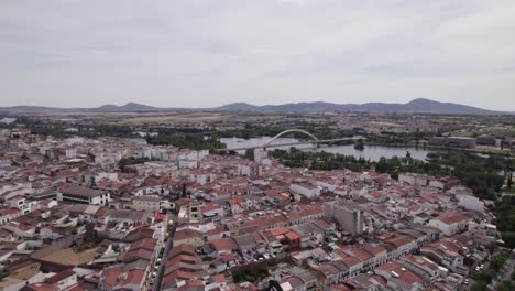 Panorama-Stadtbild-Von-Mérida,-Spanien,-Mit-Blick-Auf-Die-Lusitania-Brücke---Luftaufnahme