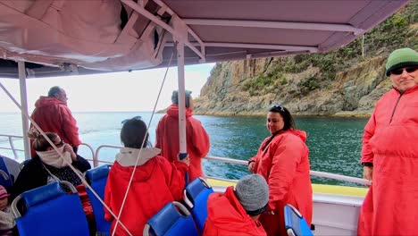 Bruny-Island,-Tasmanien,-Australien---15.-März-2019:-Passagiere-Auf-Einem-Touristenboot-Schauen-Sich-Ihre-Umgebung-Auf-Bruny-Island-In-Tasmanien-An