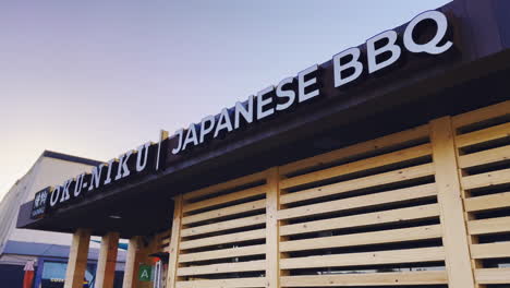 Schild-„Oku-niku-Japanese-Barbecue-Restaurant“-An-Der-4013-W-Riverside-Dr