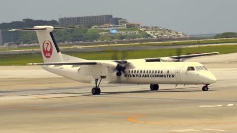 Ryukyu-Air-Pendlerflugzeug-Flugzeug-Manövriert-Auf-Der-Landebahn-Des-Internationalen-Flughafens-Okinawa,-Japan,-Präfektur-Naha,-Japan-Airlines