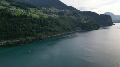 Calzada-Escénica-En-La-Ladera-De-La-Montaña-De-Suiza-Que-Ofrece-Un-Viaje-Por-Carretera-Con-Las-Aguas-Del-Lago