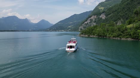 Schweiz-Tourismus-Atemberaubende-Malerische-Seen-Bootsfahrt,-Drohnenaufnahme