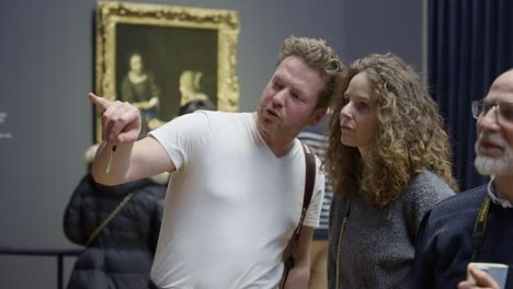 Fesselnde-Szene:-Junges-Paar-Taucht-In-Der-Vermeer-Ausstellung-Des-Rijksmuseums-In-Vermeers-Meisterwerke-Ein