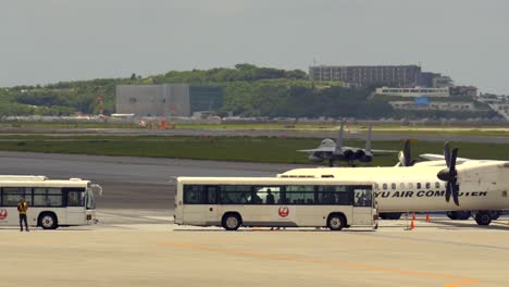 Aeropuerto-Internacional-De-Okinawa-Caza-De-Combate-Aviones-De-La-Fuerza-Aérea-Entre-Vuelos-Comerciales-Aviones-American-USA-Base-En-Japón-Japonés