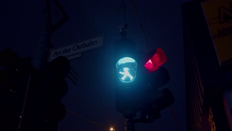Berlín-Oriental-Amplemann-Semáforo-Verde-Símbolo-De-Semáforo-De-Cerca,-Noche