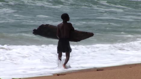 Nigerianische-Kinder-Am-Strand-Mit-Provisorischen-Surfbrettern